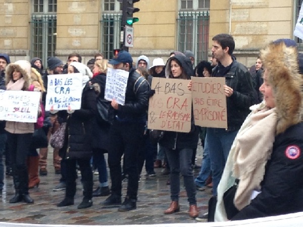 Des étudiant.e.s sans papiers manifestent à Paris pour être régularisé.e.s.